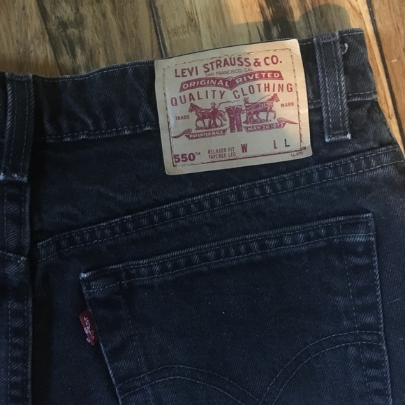 Levi 550 Relaxed Fit Black Denim Shorts - Picture 5 of 6